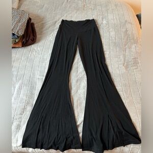 MOVING SALE OFFLINE BY AERIE FLATE LEGGINGS W SLIT